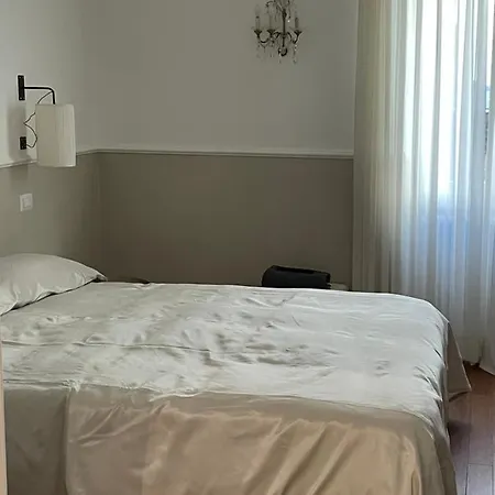 Mia Centro *